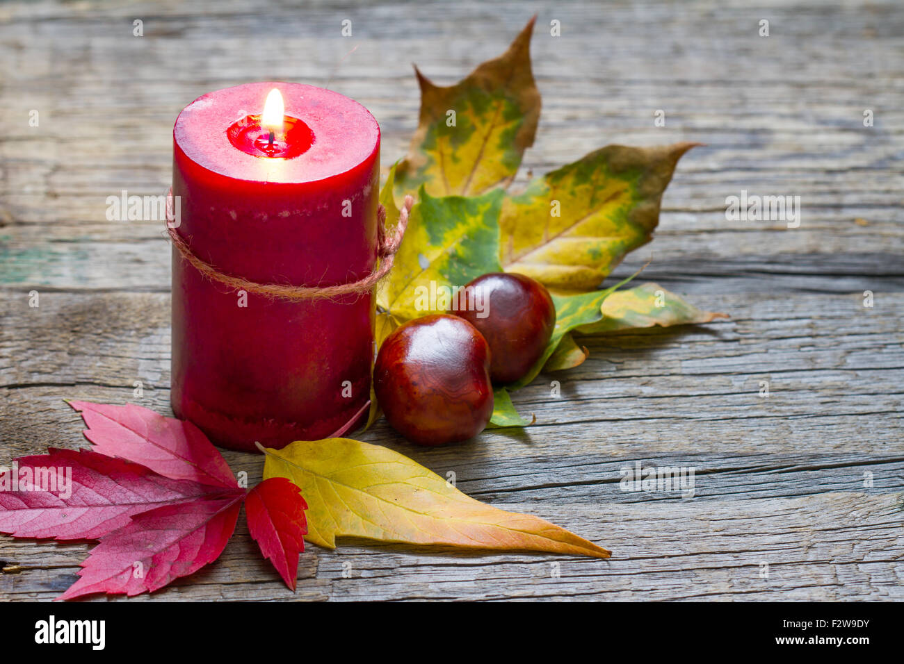 Automne Nature morte avec bougie sur anciennes cartes concept Banque D'Images