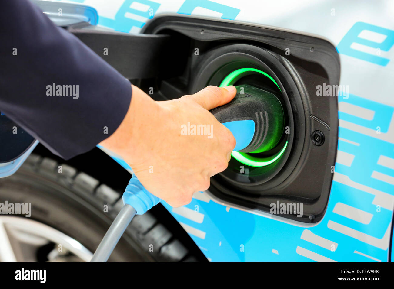 Câble d'alimentation électrique sur la voiture électrique BMW 225Xe sur la 66e International Motor Show 2015, Frankfurt/Main, Allemagne Banque D'Images