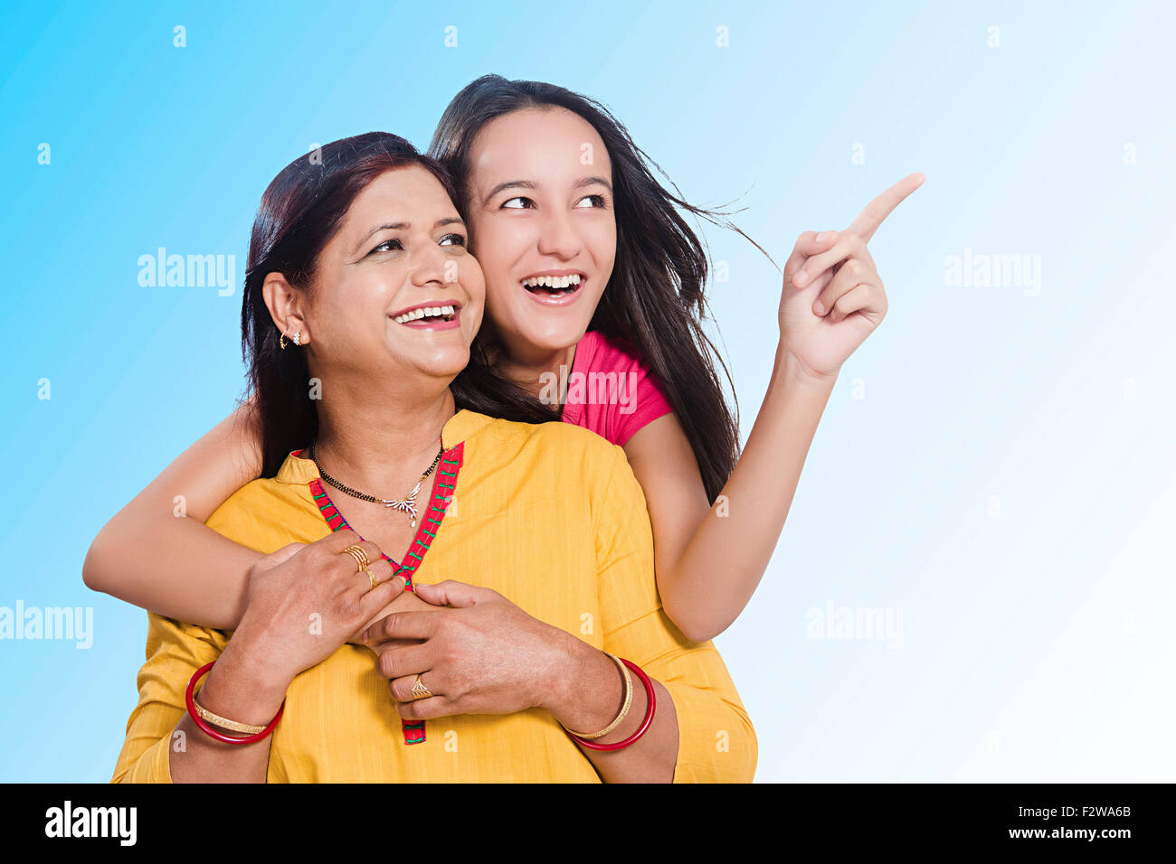 2 mère indienne et sa jeune fille pinting montrant du doigt Banque D'Images