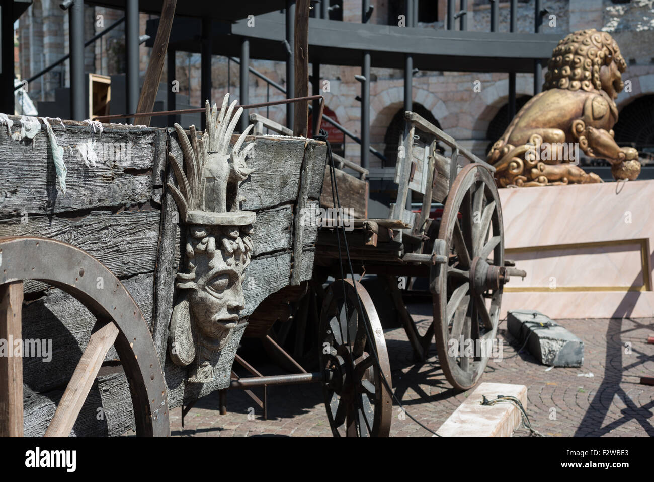 22.07.2014, Vérone, Vénétie, Italie - accessoires d'opéra et Buehnendekorationen avant l'Arena di Verona, le Spielstaette la Banque D'Images