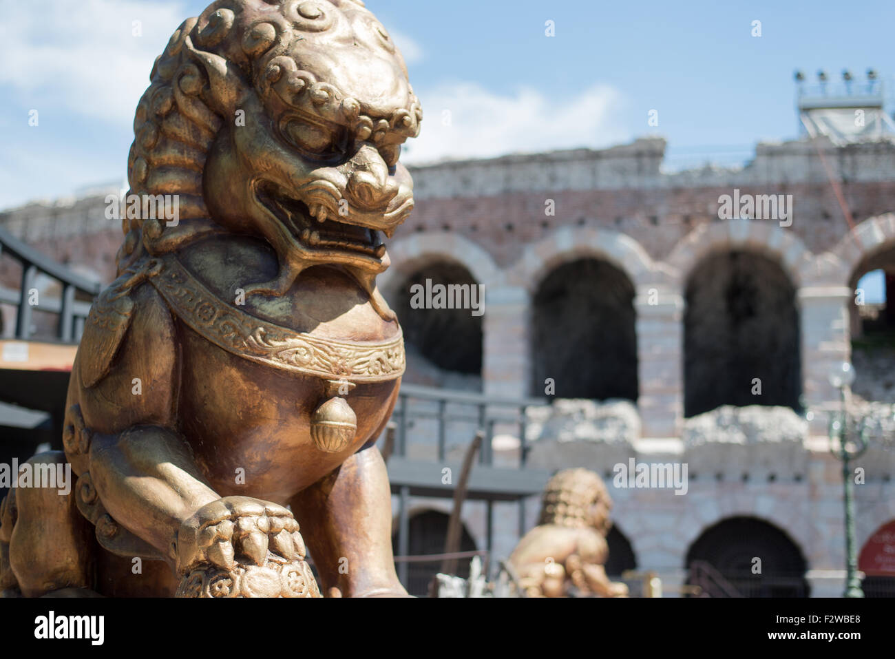 22.07.2014, Vérone, Vénétie, Italie - accessoires d'opéra et Buehnendekorationen avant l'Arena di Verona, le Spielstaette la Banque D'Images