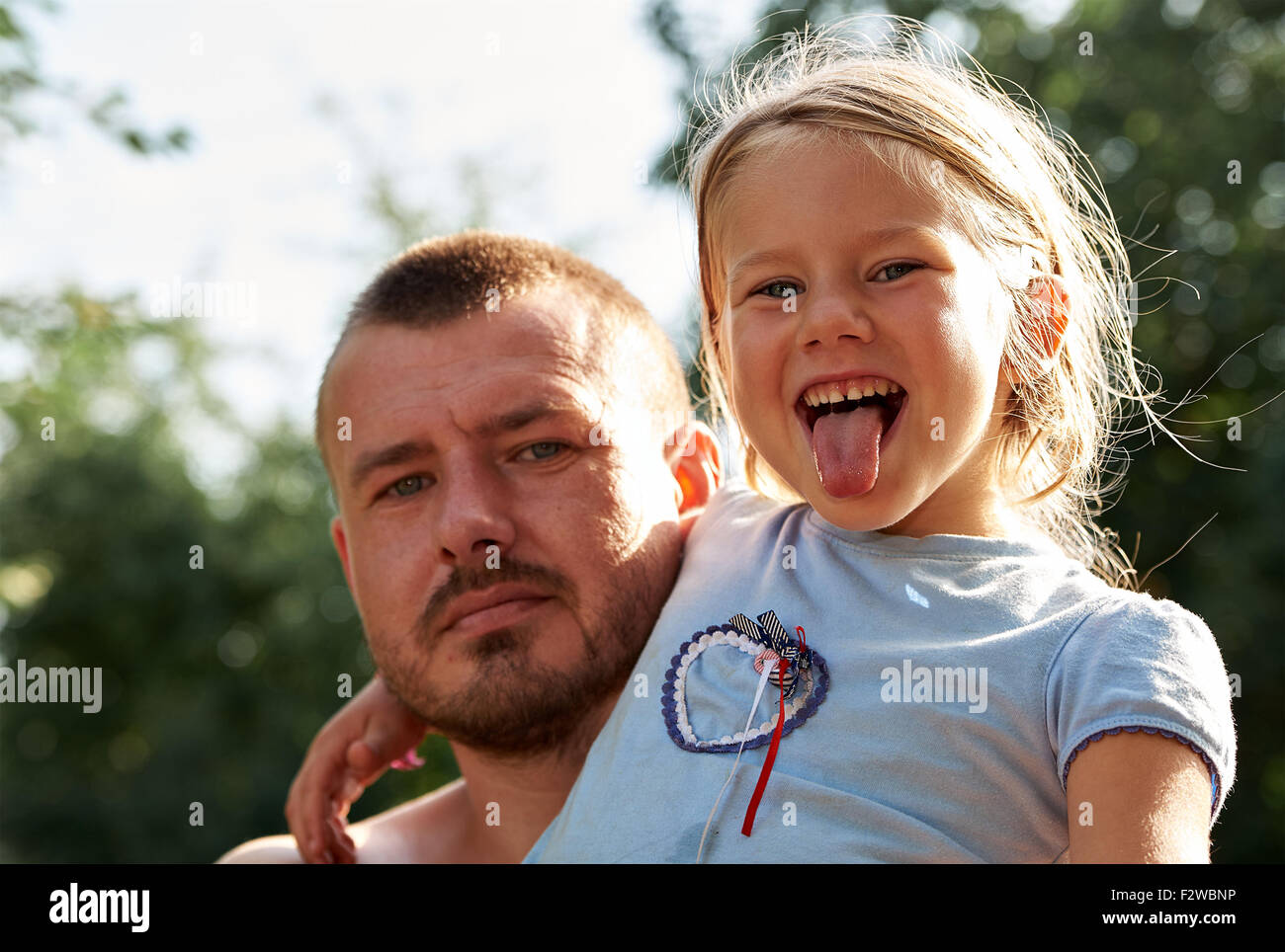 Le père joue avec sa petite fille Banque D'Images