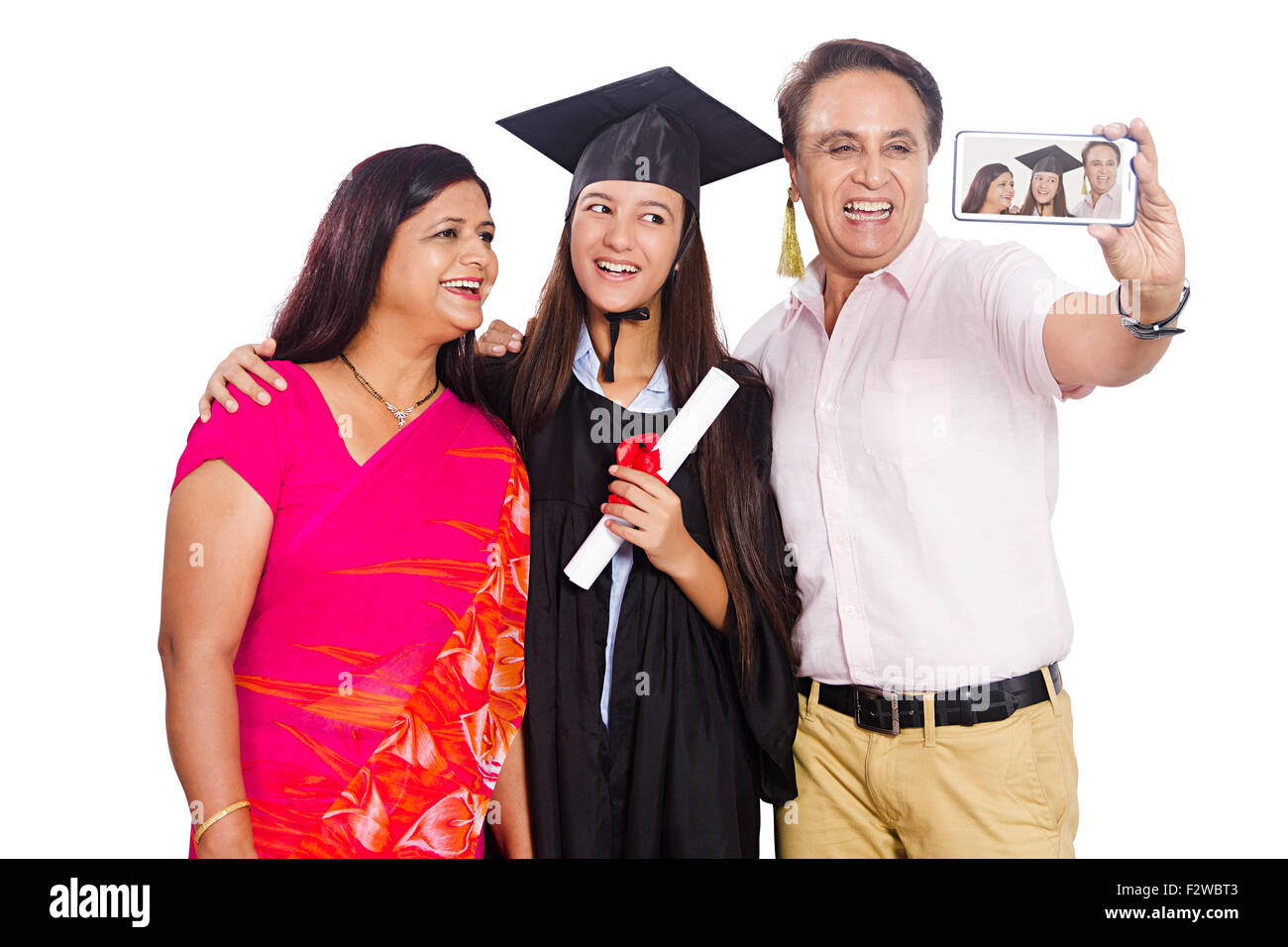 3 Les parents indiens et les jeunes fille élève avocat en cliquant sur téléphone mobile photo Selfies Banque D'Images