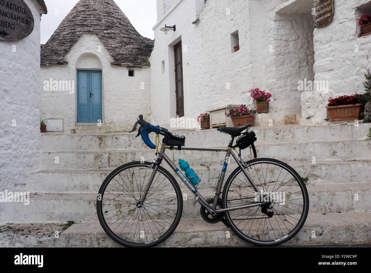 Un vélo de route en face de Trulli dans le quartier de Monti à Alberobello. Banque D'Images