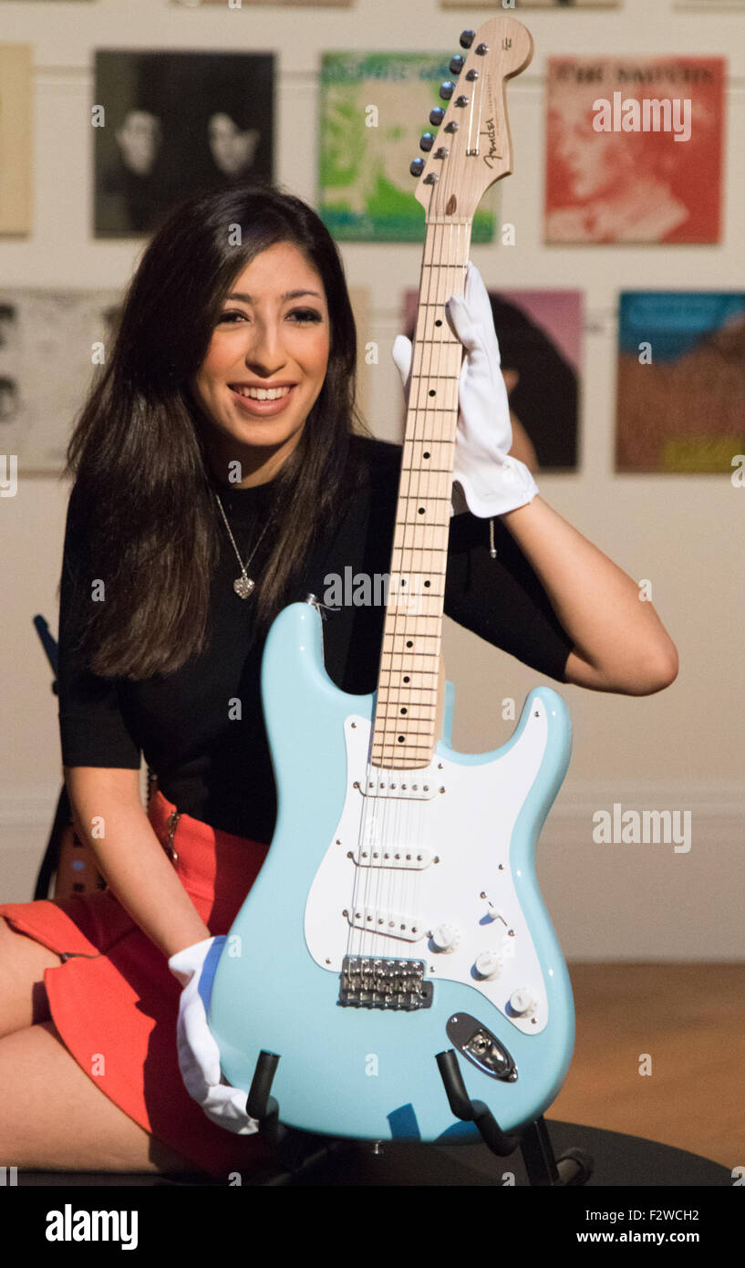 Londres, Royaume-Uni. September 24th, 2015. Un travailleur de Sotheby's pose avec Eric Clapton's Fender Stratocaster, présentés dans une exposition d'exécution 24 - 28 Septembre à venir d'une vente aux enchères le 29 septembre. L'exposition rassemble des lyrics, instruments, costumes de scène et les œuvres de certains des plus grands artistes pop et rock et des groupes, y compris l'Abba, les Beatles, Bob Dylan, Pink Floyd et Bruce Springsteen. Crédit : Paul Davey/Alamy Live News Banque D'Images