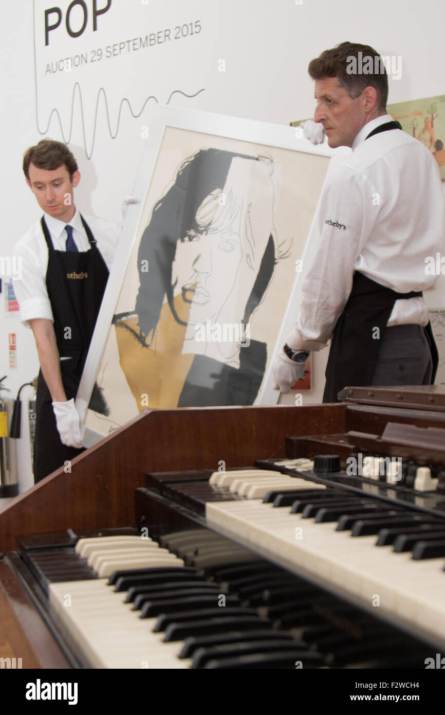 Londres, Royaume-Uni. September 24th, 2015. Déplacer les techniciens galerie sérigraphie d'Andy Warhol de Mick Jagger, partie d'une série de dix, le morceau est prévu pour aller chercher jusqu'à £30 000 dollars aux enchères. L'œuvre comprend à la Sotheby's Rock et Pop 24 Exécution de l'exposition - 28 septembre l'avant d'une vente aux enchères le 29 avril. L'exposition rassemble des lyrics, instruments, costumes de scène et les œuvres de certains des plus grands artistes pop et rock et des groupes, y compris l'Abba, les Beatles, Bob Dylan, Pink Floyd et Bruce Springsteen. Crédit : Paul Davey/Alamy Live News Banque D'Images
