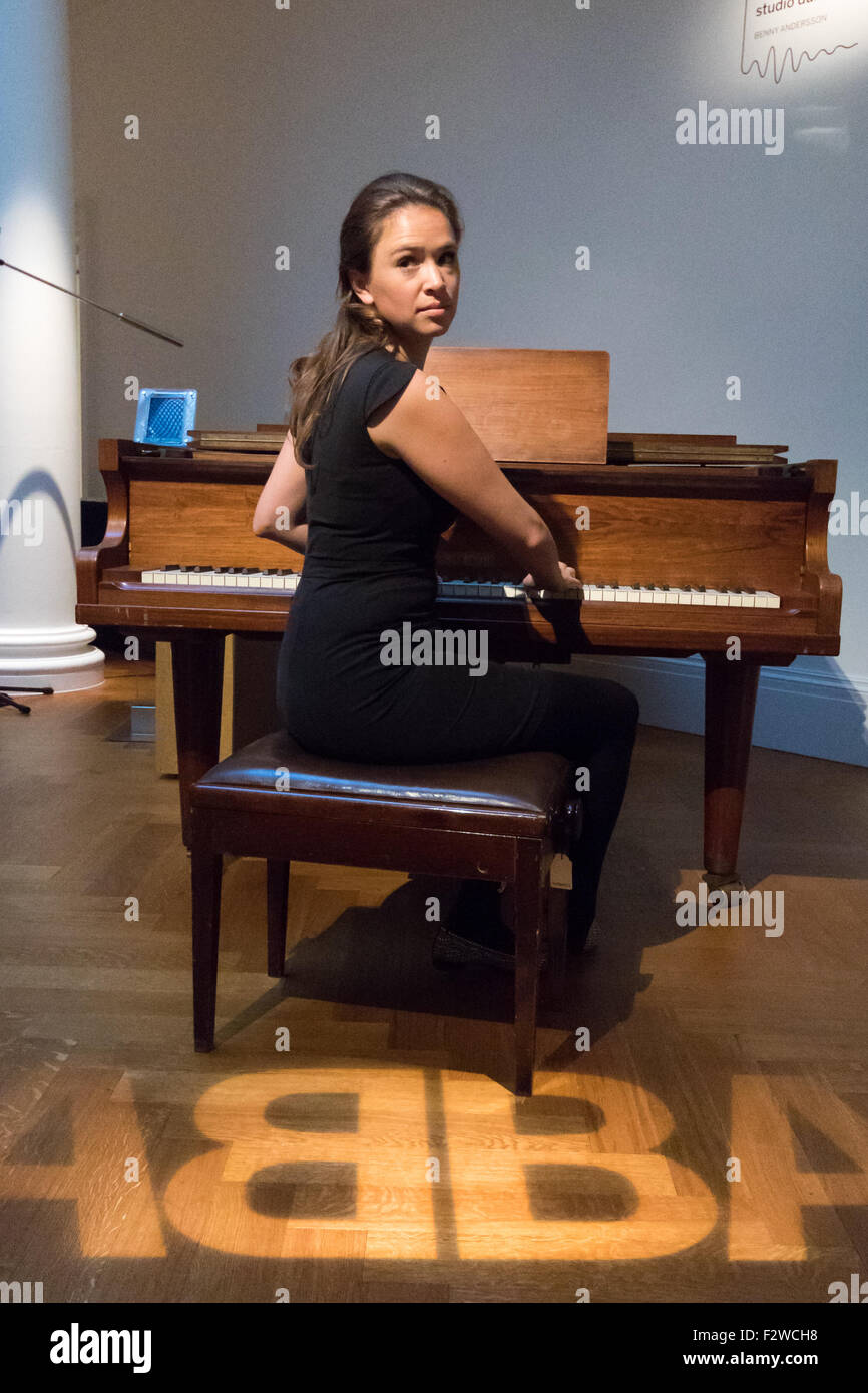 Londres, Royaume-Uni. September 24th, 2015. Ce qui représente l'élément central de Sotheby's Rock et Pop, l'exposition devrait piano Abba fetch entre €000 60,000-800 aux enchères. Il dispose de Sotheby's Rock et Pop 24 Exécution de l'exposition - 28 septembre l'avant d'une vente aux enchères le 29 septembre. L'exposition rassemble des lyrics, instruments, costumes de scène et les œuvres de certains des plus grands artistes pop et rock et des groupes, y compris l'Abba, les Beatles, Bob Dylan, Pink Floyd et Bruce Springsteen. Crédit : Paul Davey/Alamy Live News Banque D'Images