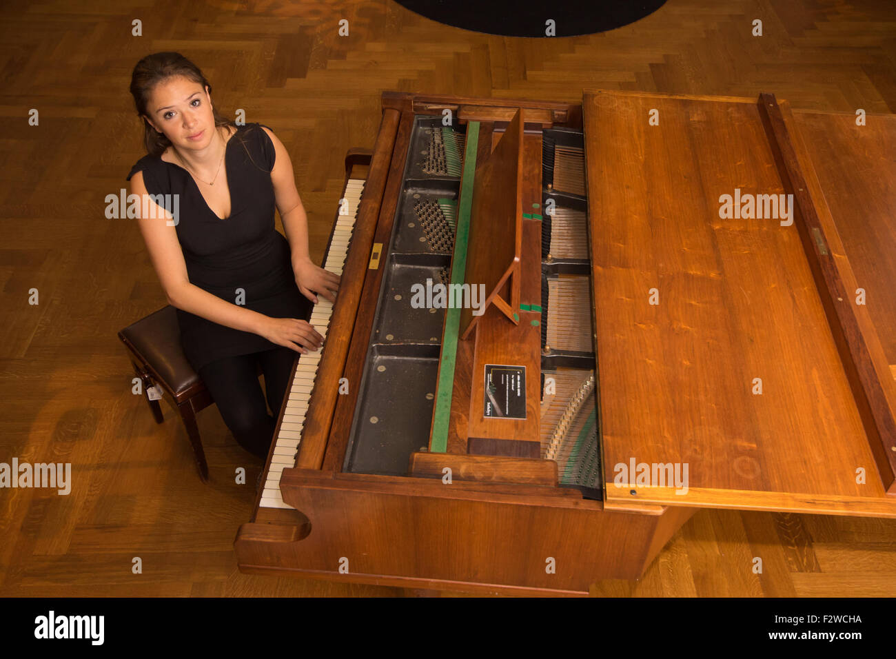 Londres, Royaume-Uni. September 24th, 2015. Ce qui représente l'élément central de Sotheby's Rock et Pop, l'exposition devrait piano Abba fetch entre €000 60,000-800 aux enchères. Il dispose de Sotheby's Rock et Pop 24 Exécution de l'exposition - 28 septembre l'avant d'une vente aux enchères le 29 septembre. L'exposition rassemble des lyrics, instruments, costumes de scène et les œuvres de certains des plus grands artistes pop et rock et des groupes, y compris l'Abba, les Beatles, Bob Dylan, Pink Floyd et Bruce Springsteen. Crédit : Paul Davey/Alamy Live News Banque D'Images