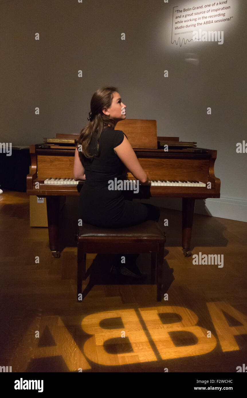 Londres, Royaume-Uni. September 24th, 2015. Ce qui représente l'élément central de Sotheby's Rock et Pop, l'exposition devrait piano Abba fetch entre €000 60,000-800 aux enchères. Il dispose de Sotheby's Rock et Pop 24 Exécution de l'exposition - 28 septembre l'avant d'une vente aux enchères le 29 septembre. L'exposition rassemble des lyrics, instruments, costumes de scène et les œuvres de certains des plus grands artistes pop et rock et des groupes, y compris l'Abba, les Beatles, Bob Dylan, Pink Floyd et Bruce Springsteen. Crédit : Paul Davey/Alamy Live News Banque D'Images