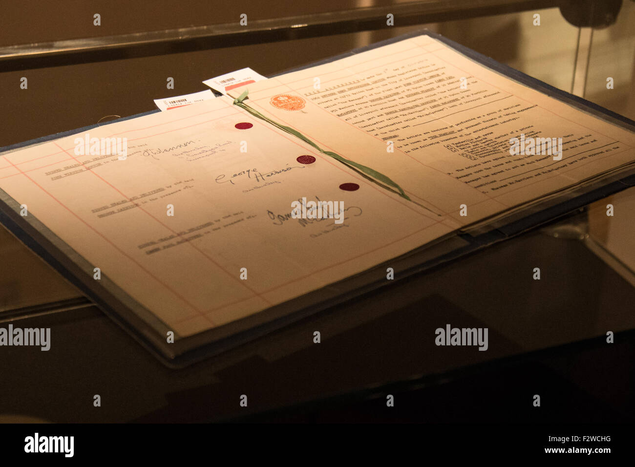 Londres, Royaume-Uni. September 24th, 2015. Considéré comme le document le plus important dans l'histoire pop, les Beatles contrat devrait permettre d'extraire jusqu'à £ 500 000 aux enchères. L'exposition rassemble des lyrics, instruments, costumes de scène et les œuvres de certains des plus grands artistes pop et rock et des groupes, y compris l'Abba, les Beatles, Bob Dylan, Pink Floyd et Bruce Springsteen. Crédit : Paul Davey/Alamy Live News Banque D'Images