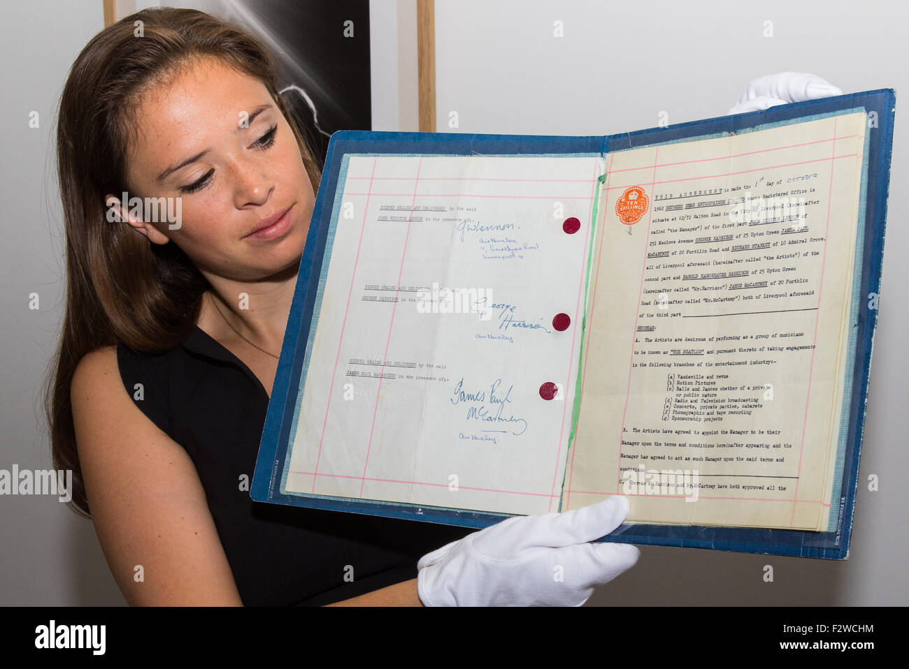 Londres, Royaume-Uni. September 24th, 2015. Considéré comme le document le plus important dans l'histoire pop, les Beatles contrat devrait permettre d'extraire jusqu'à £ 500 000 aux enchères. L'exposition rassemble des lyrics, instruments, costumes de scène et les œuvres de certains des plus grands artistes pop et rock et des groupes, y compris l'Abba, les Beatles, Bob Dylan, Pink Floyd et Bruce Springsteen. Crédit : Paul Davey/Alamy Live News Banque D'Images