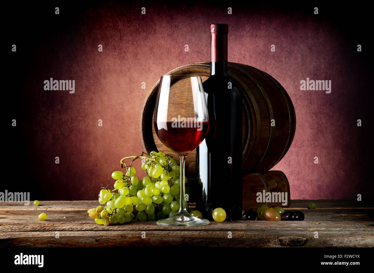 Délicieux avec du vin rouge sur la table en bois Banque D'Images