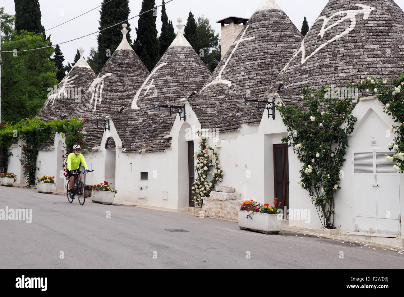 Randonnée vélo cycliste sur une rue de Trulli dans le quartier de Monti à Alberobello Banque D'Images