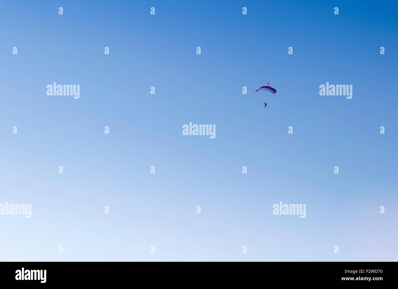 Seul rabotage parachutiste dans le ciel bleu. liberté concept Banque D'Images
