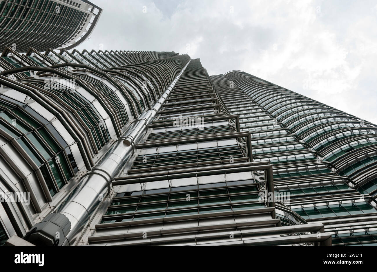 La construction de la tour Petronas à Kuala Lumpur, capitale de Malaisie à partir de la vue de dessous Banque D'Images