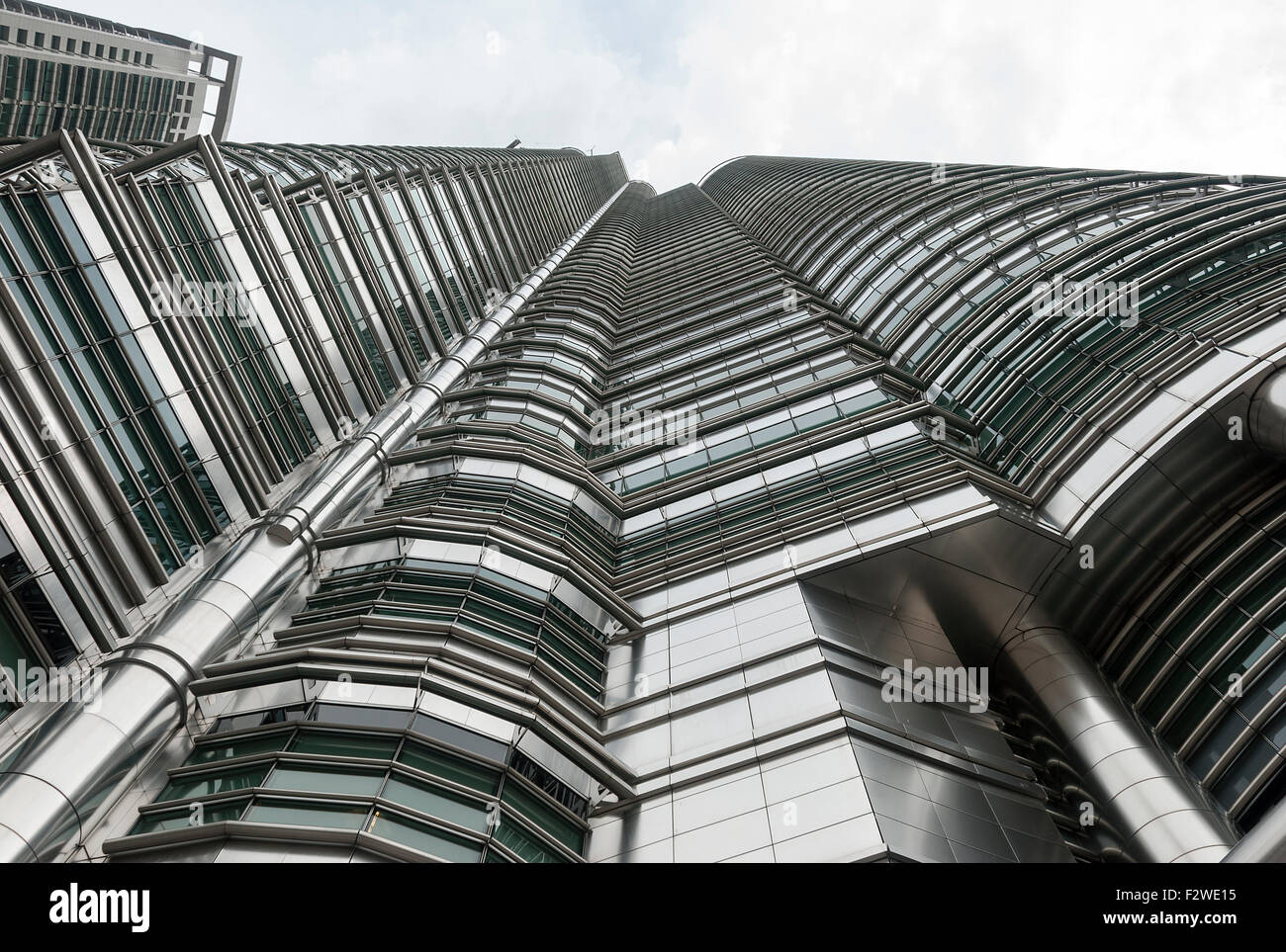 La construction de la tour Petronas à Kuala Lumpur, capitale de Malaisie à partir de la vue de dessous Banque D'Images