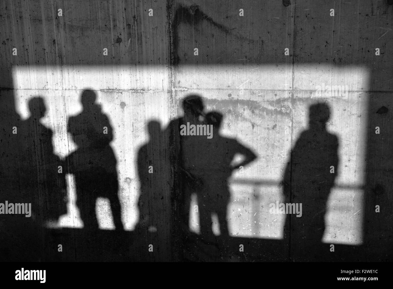 Ombre de personnes sur le mur de béton Banque D'Images
