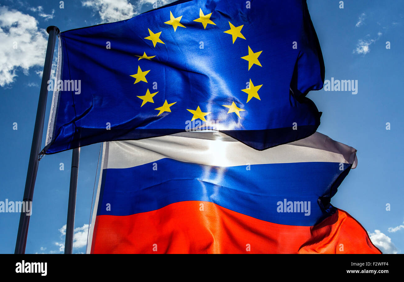 18.04.2015, Berlin, Berlin, Allemagne - drapeau européen et le drapeau de la Fédération de Russie dans le vent. Banque D'Images