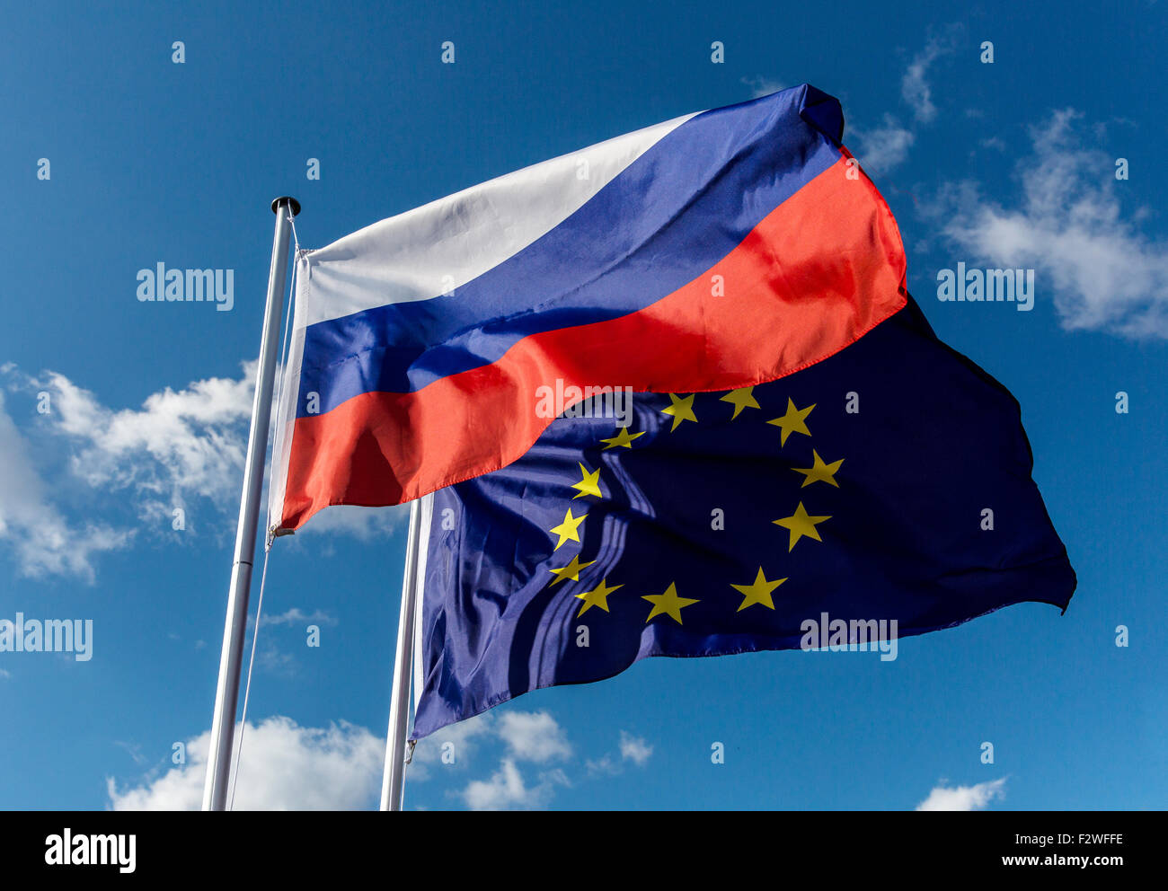 18.04.2015, Berlin, Berlin, Allemagne - Pavillon de Fédération de Russie et l'Union européenne d'un drapeau dans le vent. Banque D'Images