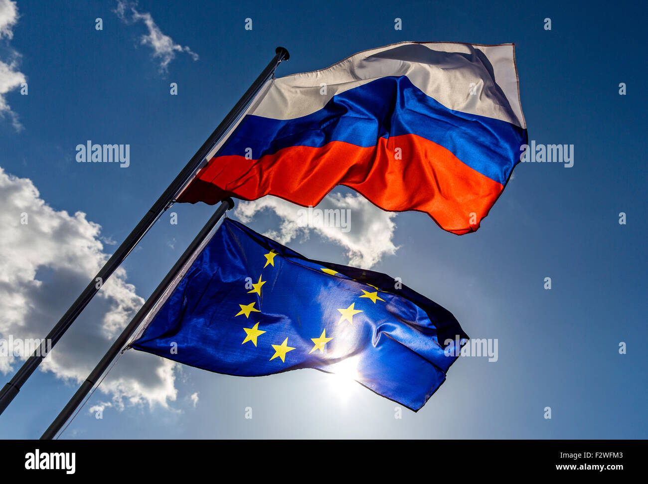 18.04.2015, Berlin, Berlin, Allemagne - Pavillon de Fédération de Russie et l'Union européenne d'un drapeau dans le vent. Banque D'Images