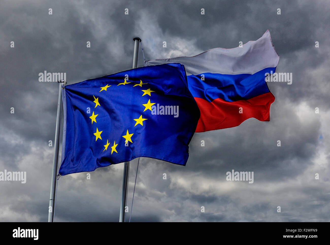 18.04.2015, Berlin, Berlin, Allemagne - drapeau européen et le drapeau de la Fédération de Russie dans le vent. Banque D'Images