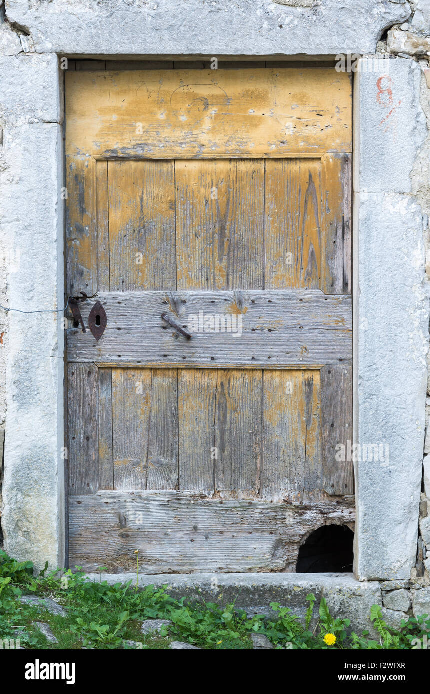 C'est vieille porte en bois miteux haillons Banque D'Images