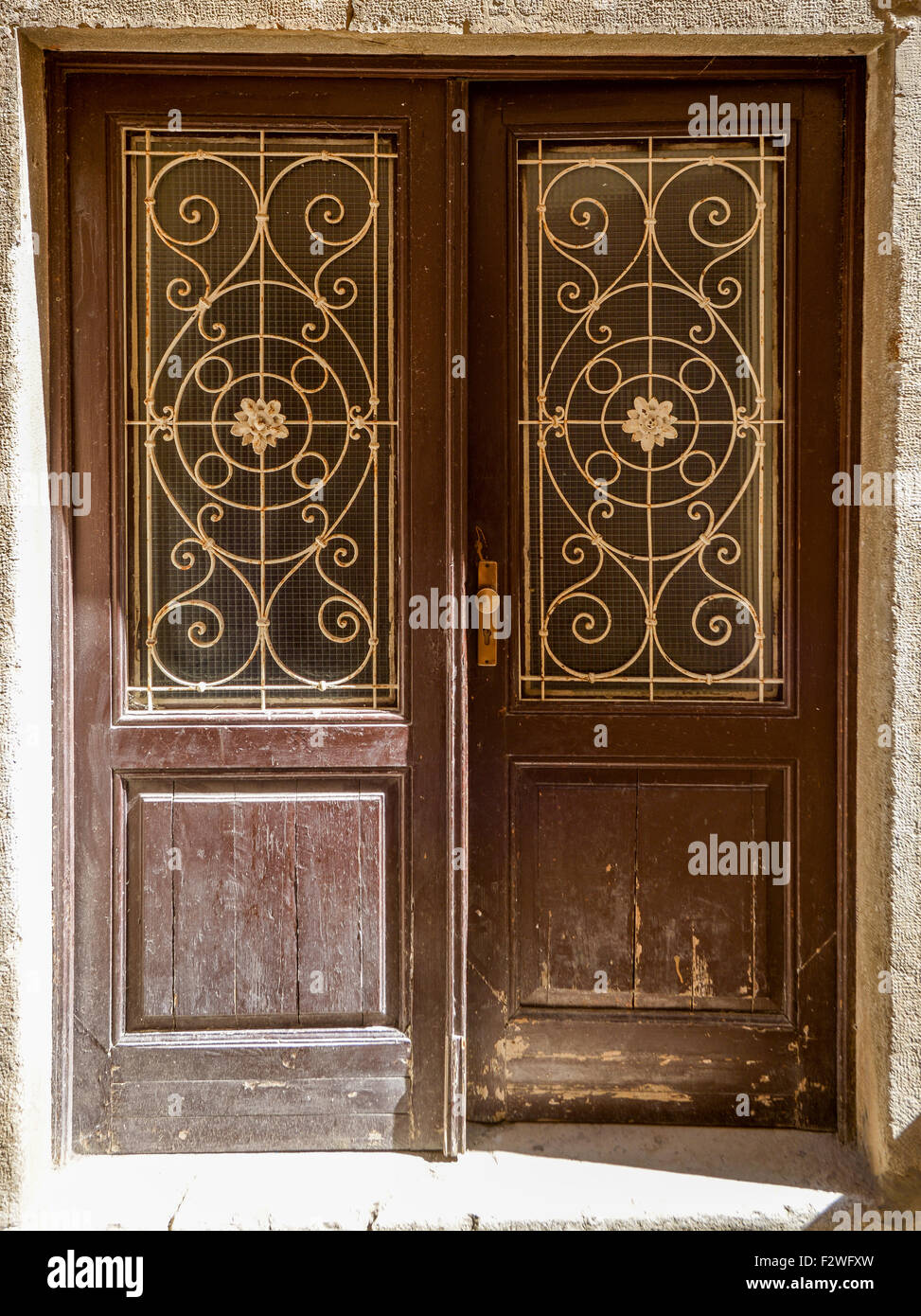 Une vieille porte en bois miteux haillons avec barres en fer forgé Banque D'Images