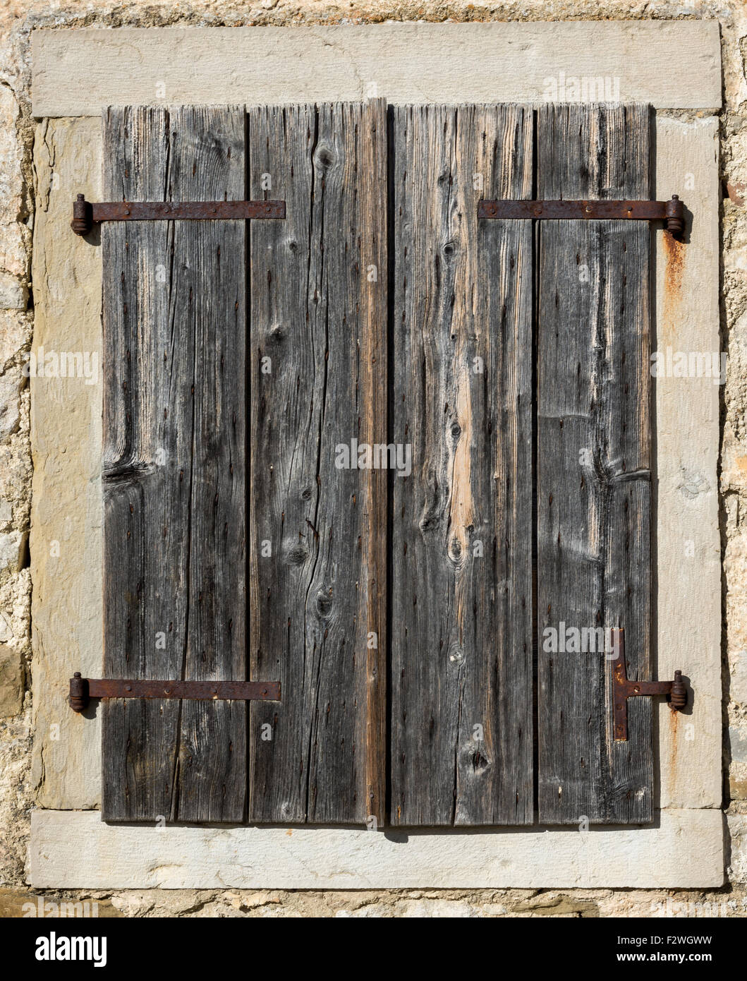 Vieille fenêtre avec volets en bois gris fermé Banque D'Images