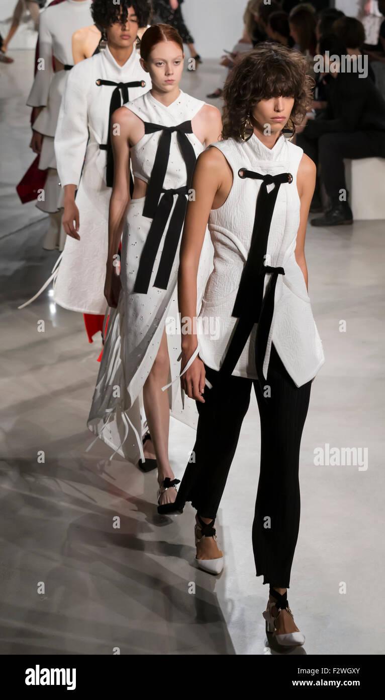 New York, NY - 16 septembre 2015 : Mica Arganaraz promenades la piste au Proenza Schouler fashion show Banque D'Images