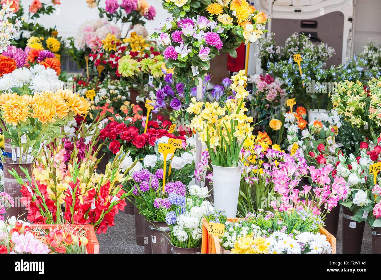 Fleurs en plastique pour la vente au marché de plein air hebdomadaire Banque D'Images