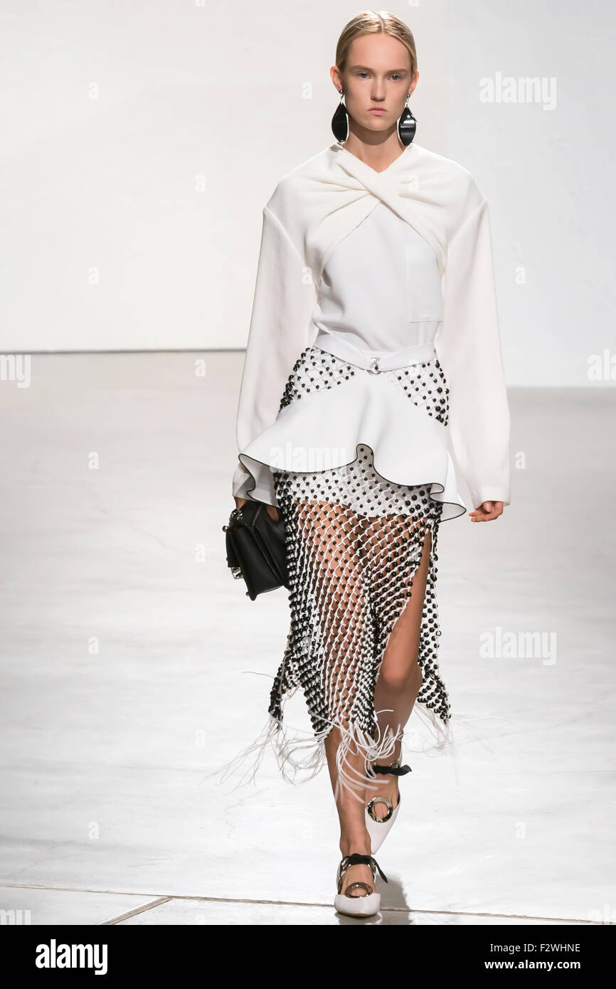 New York, NY - 16 septembre 2015 : Harleth Kuusik promenades la piste au Proenza Schouler fashion show Banque D'Images