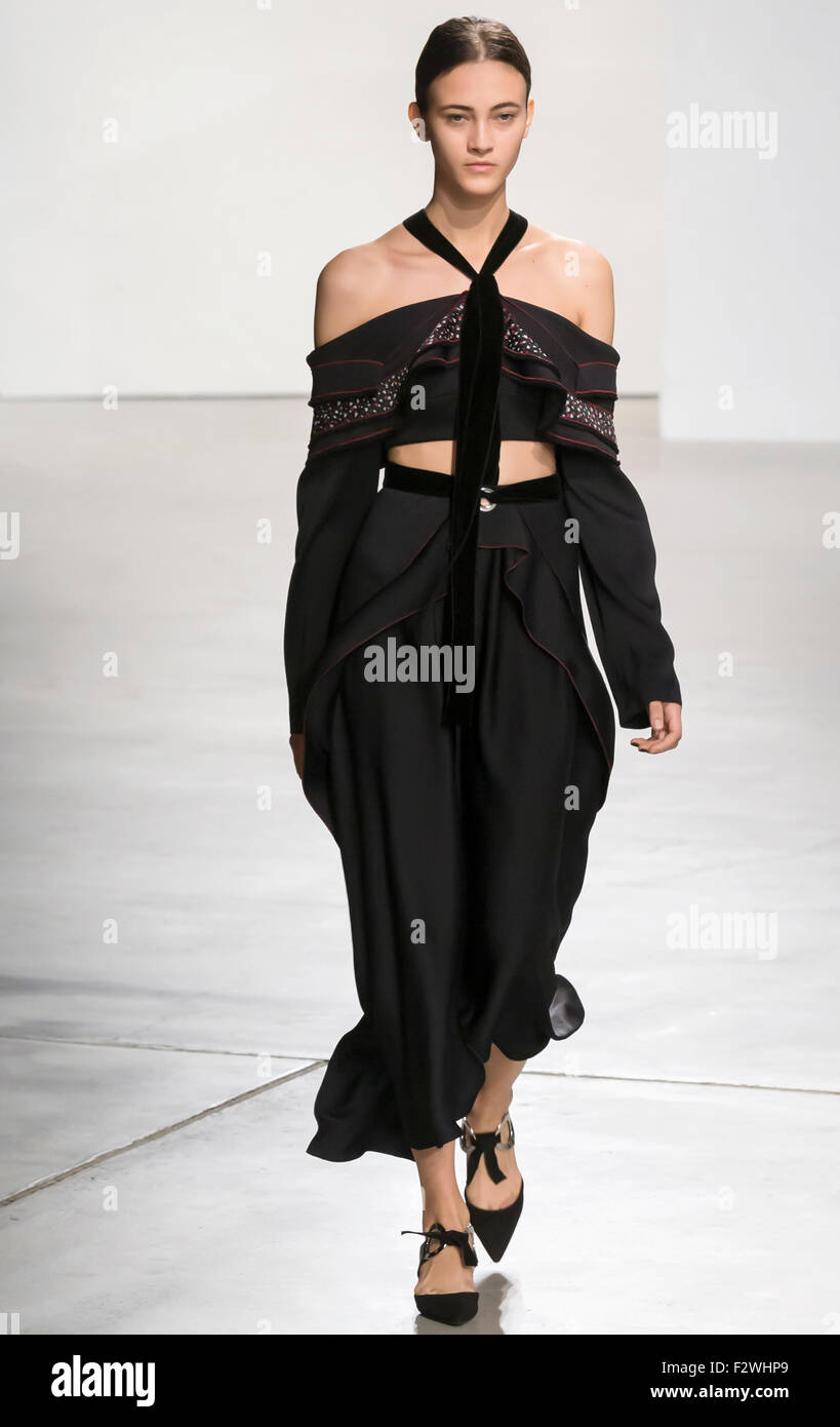 New York, NY - 16 septembre 2015 : Greta promenades Varlese la piste au Proenza Schouler fashion show Banque D'Images