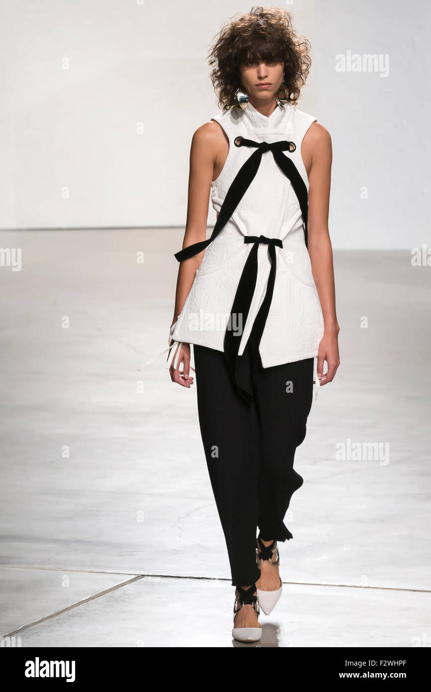 New York, NY - 16 septembre 2015 : Mica Arganaraz promenades la piste au Proenza Schouler fashion show Banque D'Images