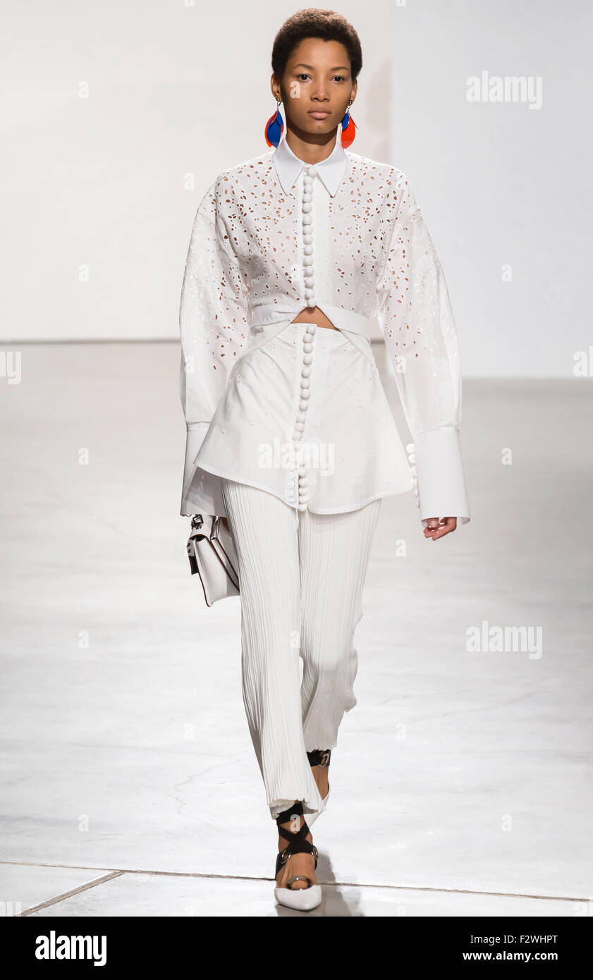 New York, NY - 16 septembre 2015 : Lineisy Montero promenades la piste au Proenza Schouler fashion show Banque D'Images