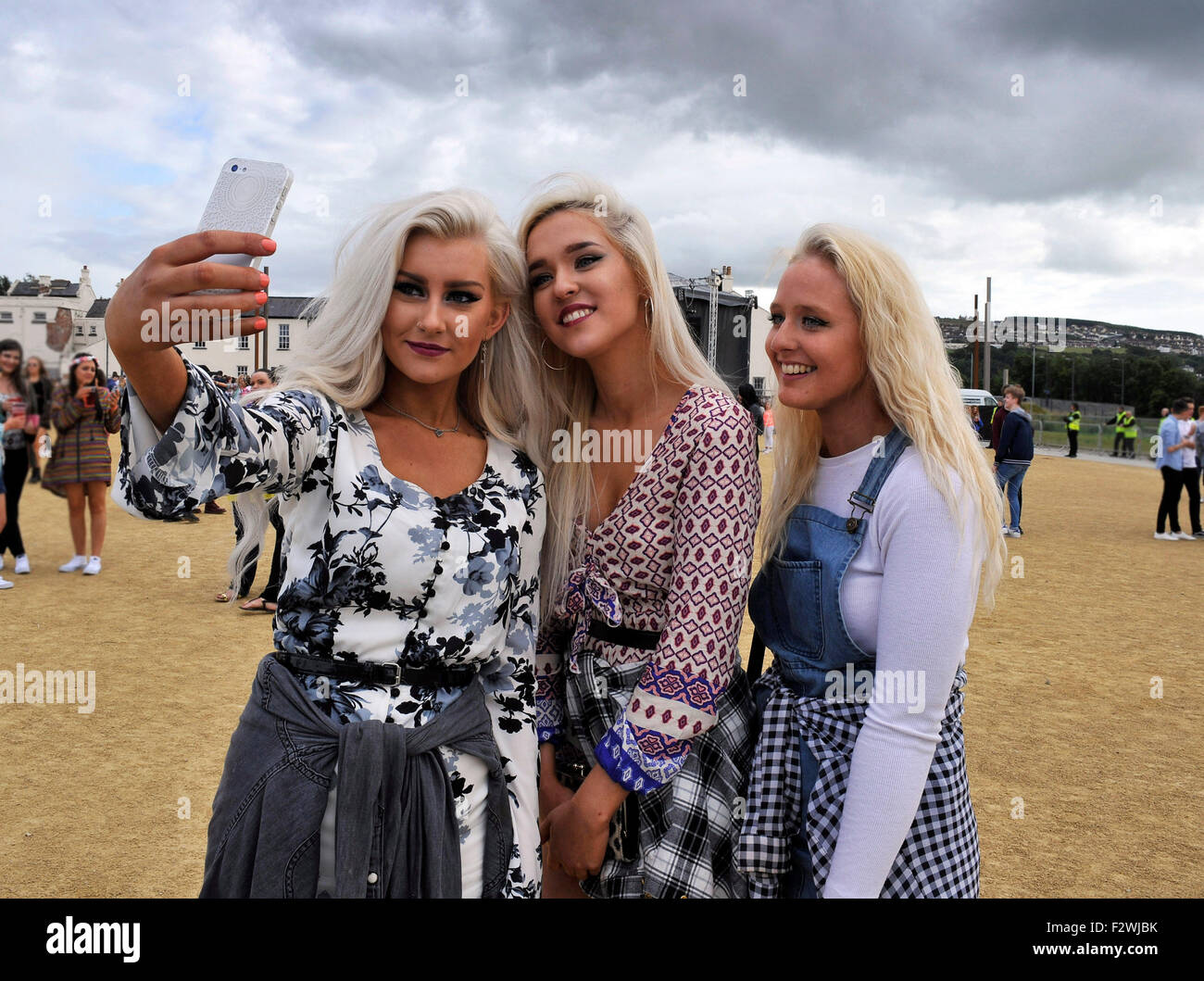 Les jeunes filles posant pour une dans un club selfies événement MTV ain Ebrington Square, Londonderry, en Irlande du Nord. Banque D'Images