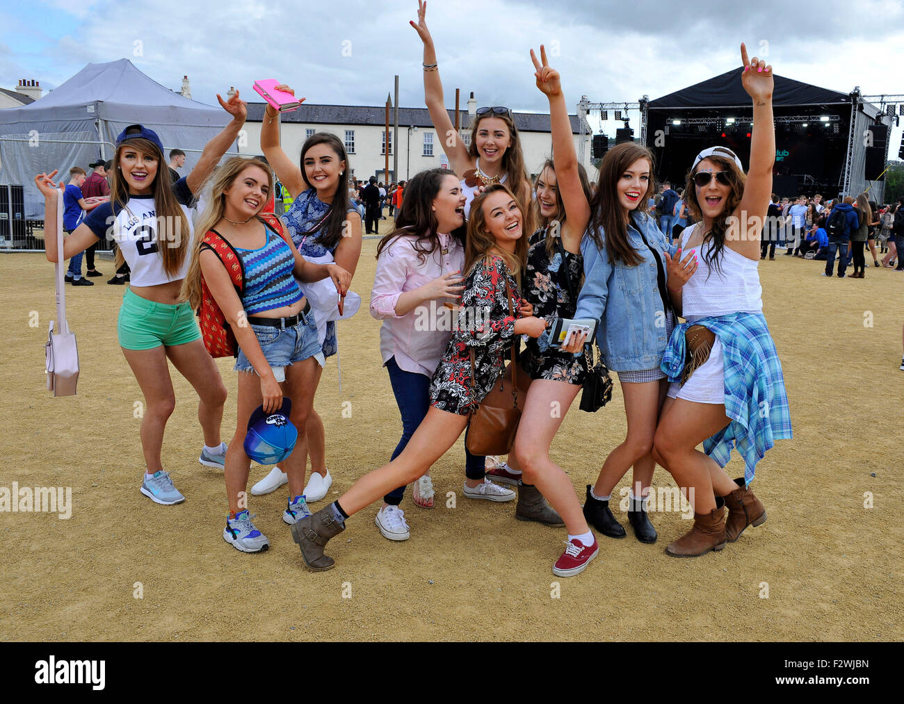 Les jeunes filles s'amusant dans un club MTV en événement Ebrington Square, Londonderry, en Irlande du Nord Banque D'Images