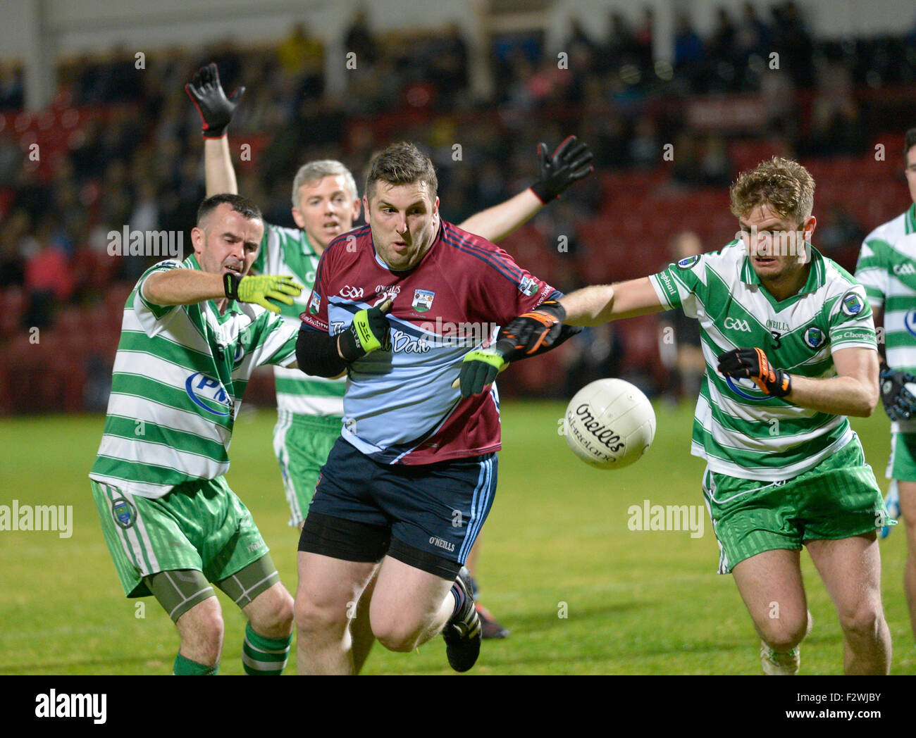Match de football gaélique Junior entre équipes Faughanvale Derry GAA (vert et blanc) et au Celtic Park Glack, Derry, dans le Nord de l'IRL. Banque D'Images