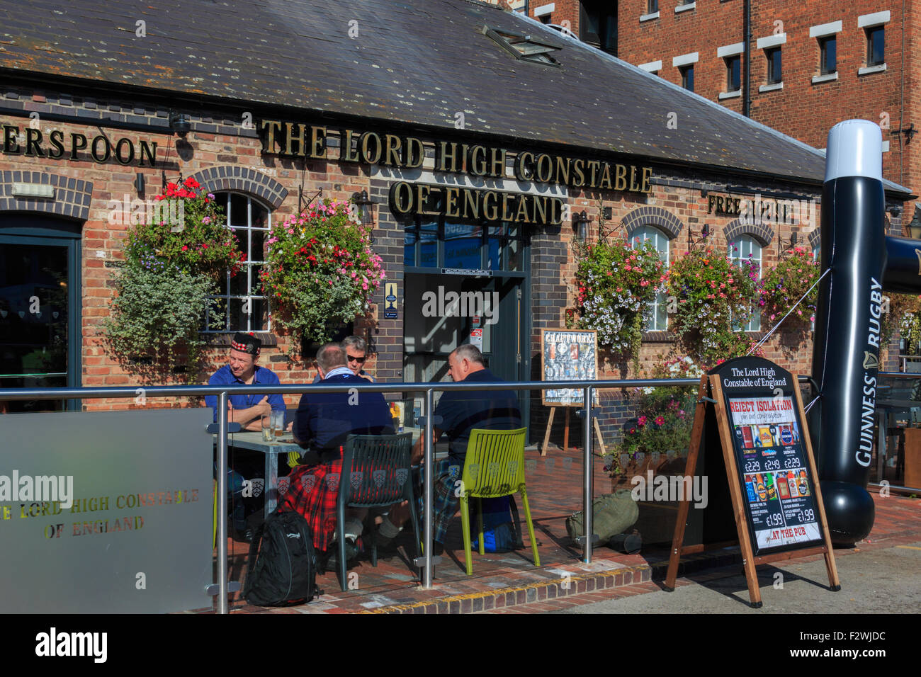 En dehors des fans de rugby écossais pub à Gloucester Banque D'Images