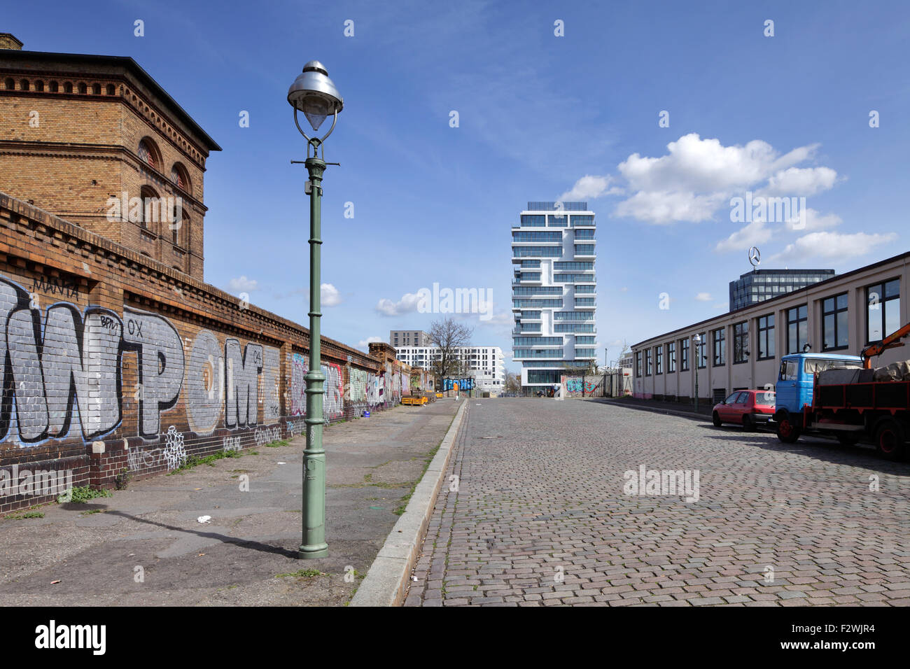12.04.2015, Berlin, Berlin, Allemagne - Brommystrasse vide à Berlin-Kreuzberg, dans l'arrière-plan des niveaux de vie Chambre. Banque D'Images 12.04.2015, Berlin, Berlin, Allemagne - Brommystrasse vide à Berlin-Kreuzberg, dans l'arrière-plan des niveaux de vie Chambre. Banque D'Images