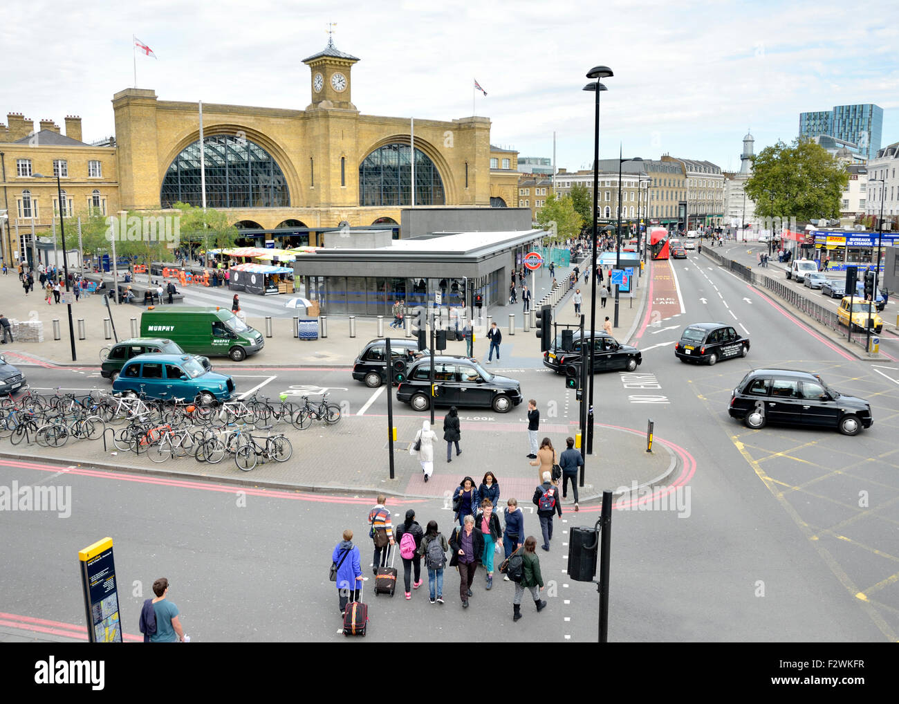 Londres, Angleterre, Royaume-Uni. King's Cross parvis de la Gare, Vue de la gare St Pancras. Euston Road / A501 Banque D'Images