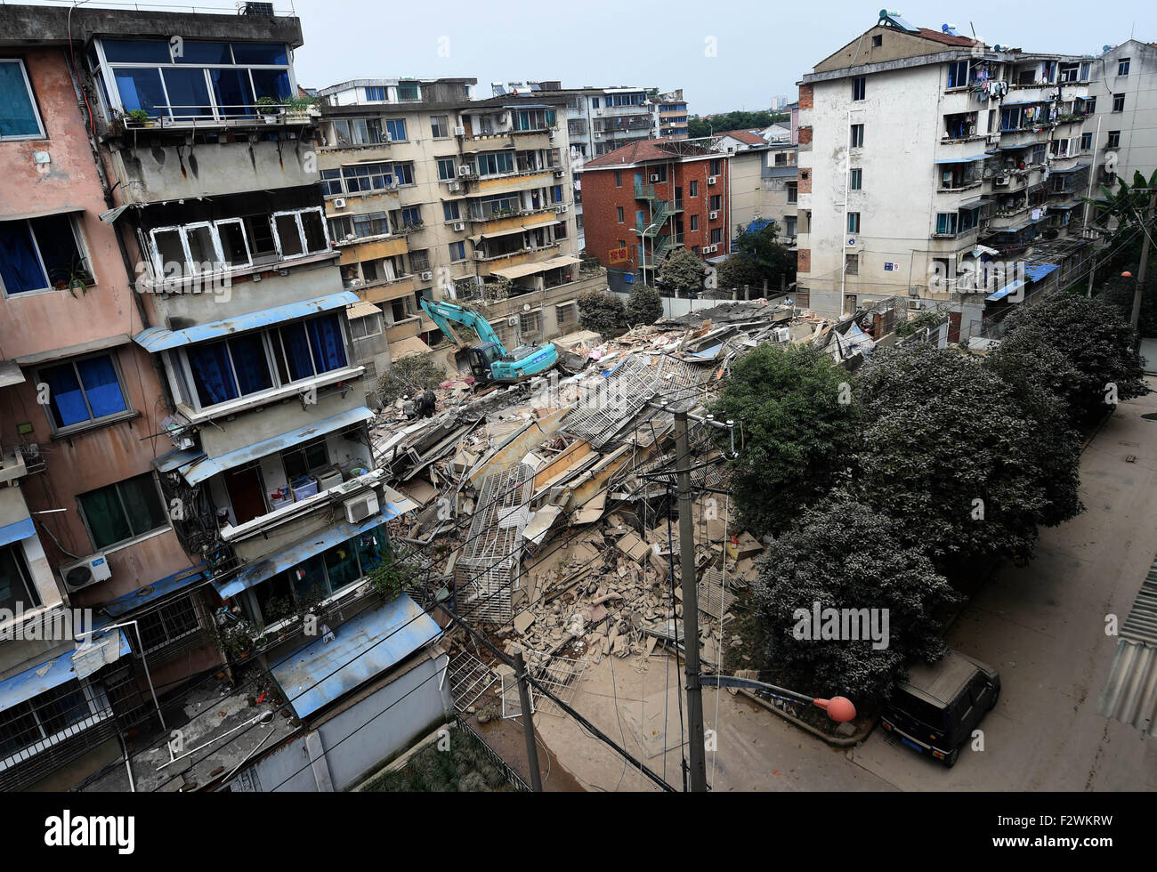 Zhuji. Sep 24, 2015. Photo prise le 24 septembre 2015 montre les ruines d'un bâtiment effondré à Zhuji, la Chine de l'est la province de Zhejiang. Un bâtiment de 6 étages s'est effondré le jeudi et les gens dans l'immeuble ont été évacués à l'avance. Han Crédit : Chuanhao/Xinhua/Alamy Live News Banque D'Images
