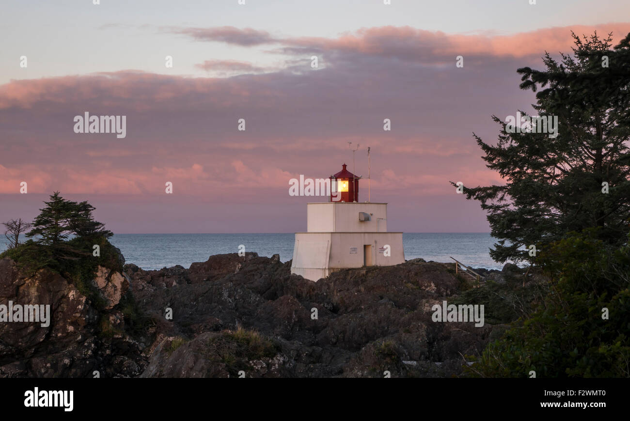 Phare de Amphitrite au lever du soleil à Ucluelet, British Columbia, Canada Banque D'Images