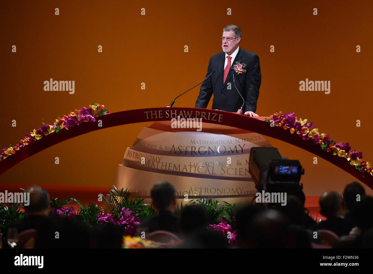 (150924) -- HONG KONG, le 24 septembre 2015 (Xinhua) -- Le professeur Everett Peter Greenberg, lauréat du prix Shaw en sciences de la vie et de la médecine, parle à la cérémonie de présentation du rapport annuel Prix Shaw à Hong Kong, Chine du sud, le 24 septembre 2015. Une cérémonie de présentation du prix Shaw annuel a eu lieu jeudi à Hong Kong, avec cinq scientifiques allemands et américains a félicité pour leur travail important en astronomie, sciences de la vie et de la médecine, et la science mathématique. (Xinhua/Wu Yongjian) (zkr) Banque D'Images