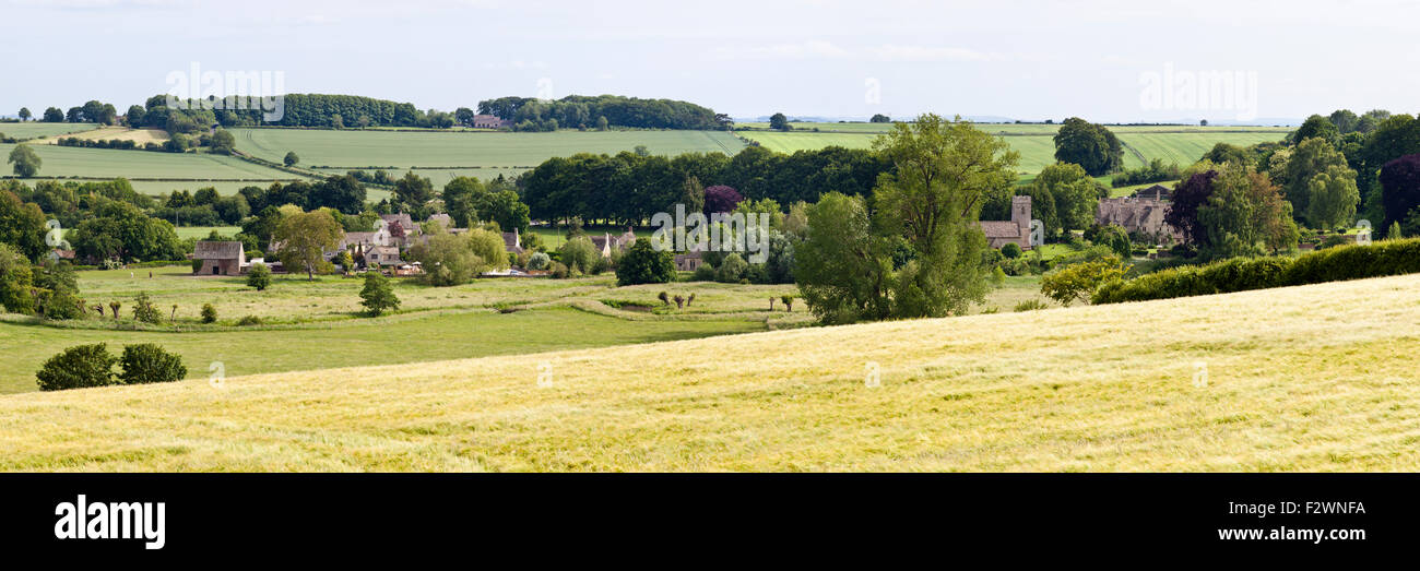 Une vue panoramique sur le village de Cotswold Asthall Oxfordshire, UK dans la vallée de la rivière Windrush Banque D'Images