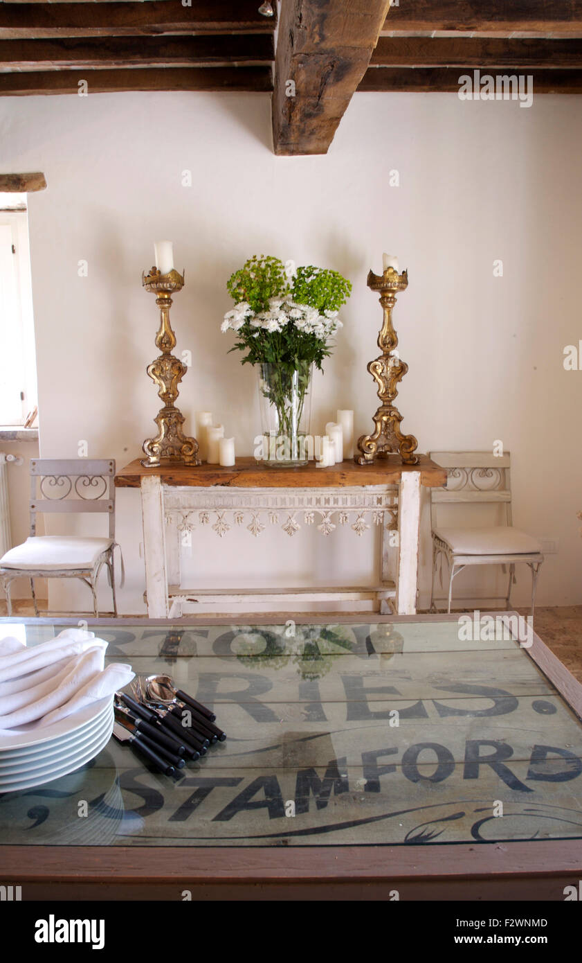 Lettrage peint sur l'ancienne table à manger pays en italien Banque D'Images