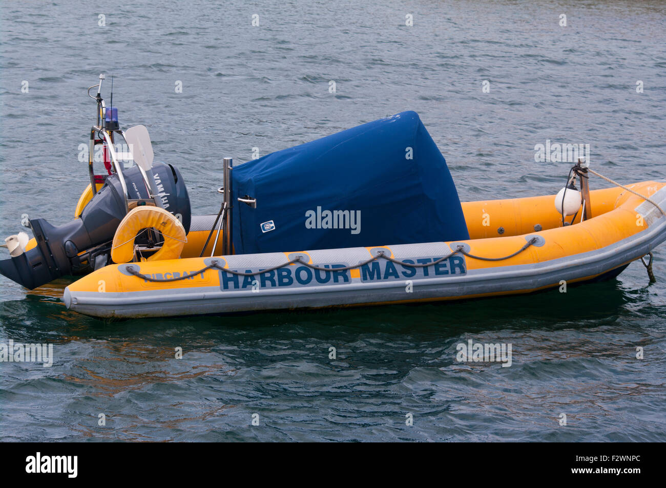 Le capitaine du port vide Rigid Inflatable RIB Bateau amarré avec un moteur hors-bord Yamaha Banque D'Images