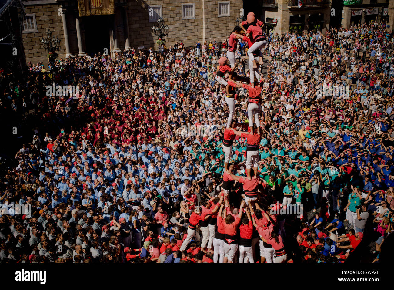 Barcelone, Catalogne, Espagne. Sep 24, 2015. Une tour humaine (castell en catalan) est construit à Barcelone. La Merce Festival (Festes de la Merce) a eu lieu la traditionnelle Jornada Castellera (tours humaines jour) dans la place de la mairie de Barcelone. © Jordi Boixareu/ZUMA/Alamy Fil Live News Banque D'Images