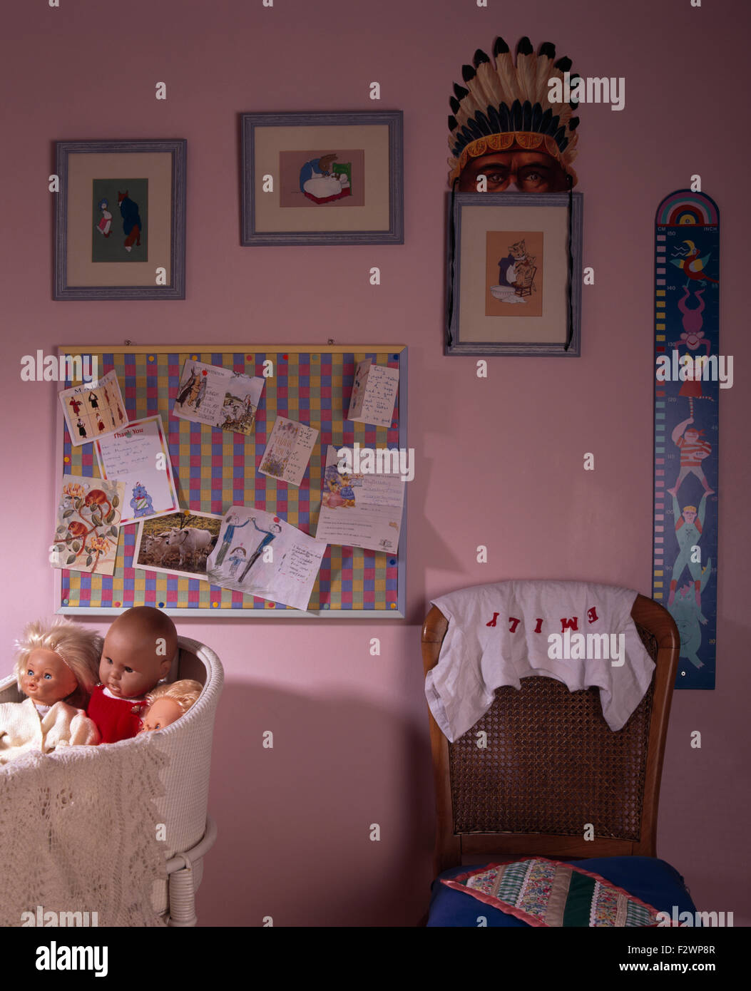Photos et affichage sur le mur de chambre à coucher de l'enfant maternelle rose Banque D'Images