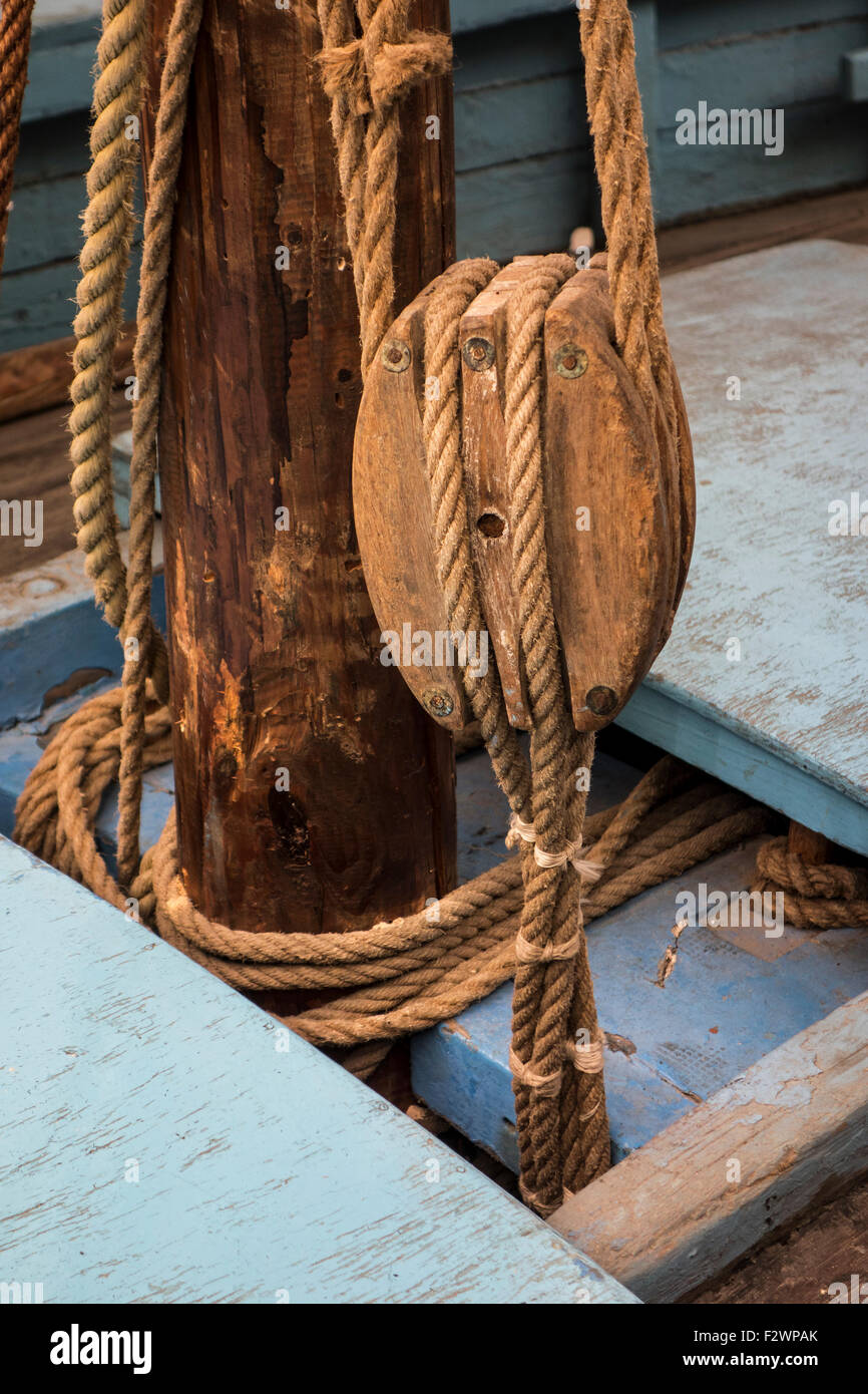 La corde dans la poulie en bois / bloquer sur le pont du bateau à voile / bateau de pêche Banque D'Images