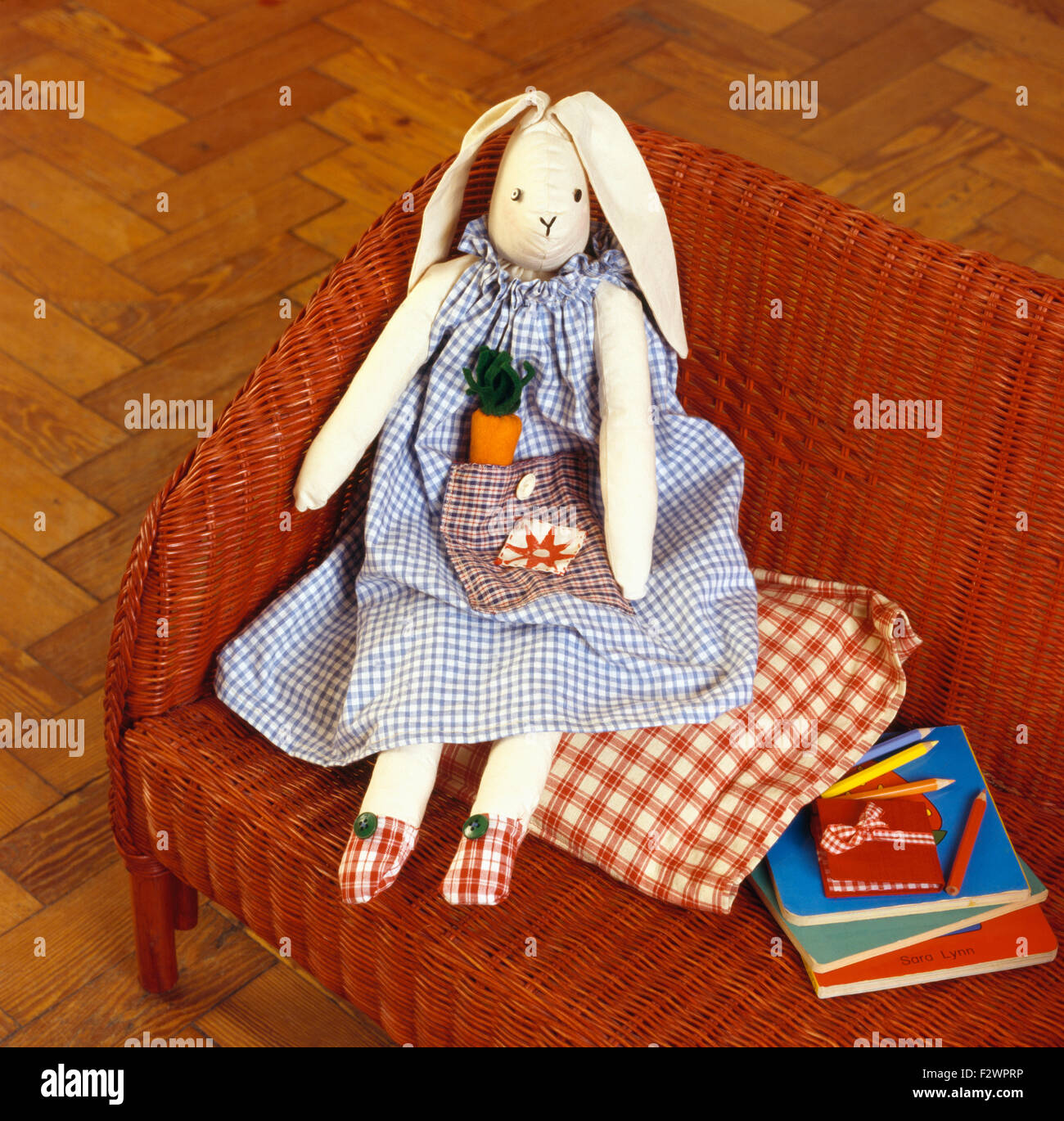 Un lapin fait maison poupée de chiffon Banque D'Images